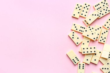 Pembe arka planda birçok beyaz domino bloğu