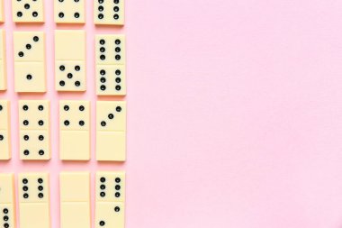 Pembe arkaplanda beyaz domino blokları