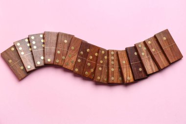 Pembe arka planda birçok tahta domino bloğu