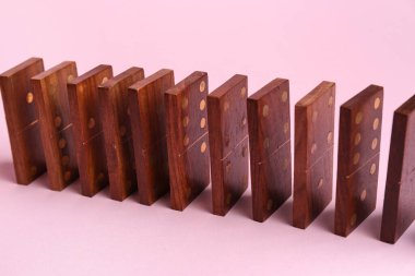 Pembe arka planda tahta domino blokları