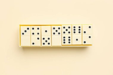 Işık arkaplan üzerinde beyaz domino blokları olan konteyner