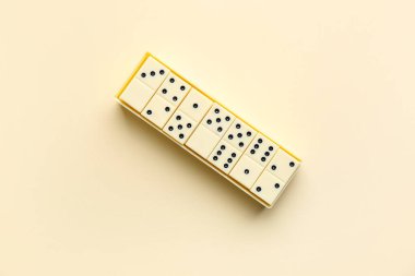 Işık arkaplan üzerinde beyaz domino blokları olan konteyner