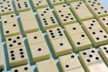 Mavi arkaplanda beyaz domino blokları