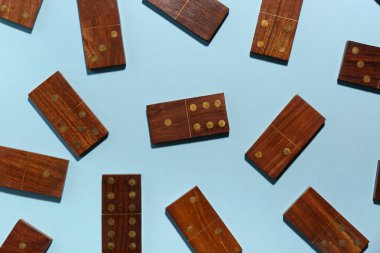 Mavi arkaplanda tahta domino blokları