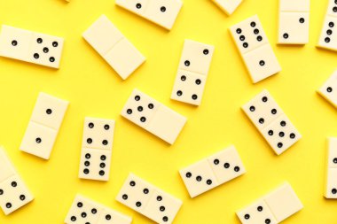 Sarı arkaplanda beyaz domino blokları