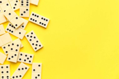 Sarı arkaplanda beyaz domino blokları