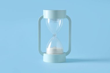 Mavi zemin üzerinde beyaz kum bulunan şık kum saati