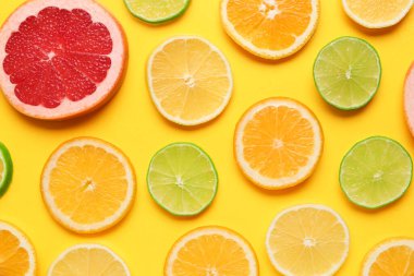 Sarı arka planda farklı turunçgil dilimleri