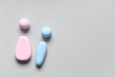 Gri arka planda plastikten yapılmış erkek ve kadın figürleri