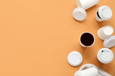 Bej arka planda tek kullanımlık kahve fincanları