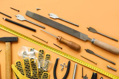 Bej arka planda marangoz araçlarının düzenlenmesi