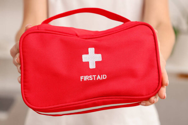 Женщина с аптечкой дома, крупным планом