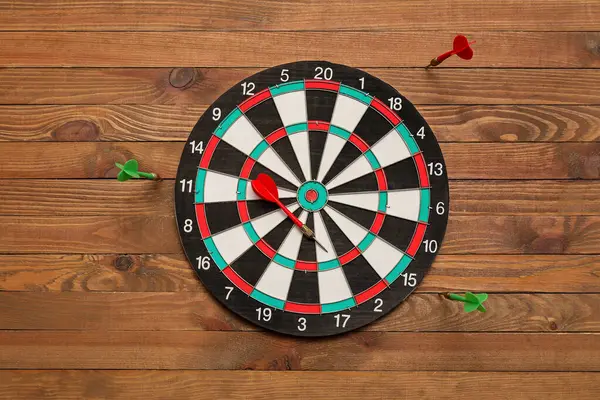 Ahşap arka plan üzerinde dart ile Dart tahtası