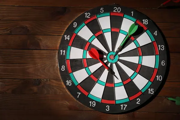 Ahşap arka plan üzerinde dart ile Dart tahtası