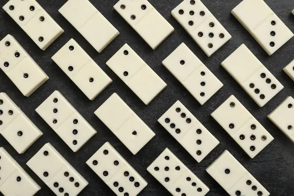 Siyah arkaplanda beyaz domino blokları