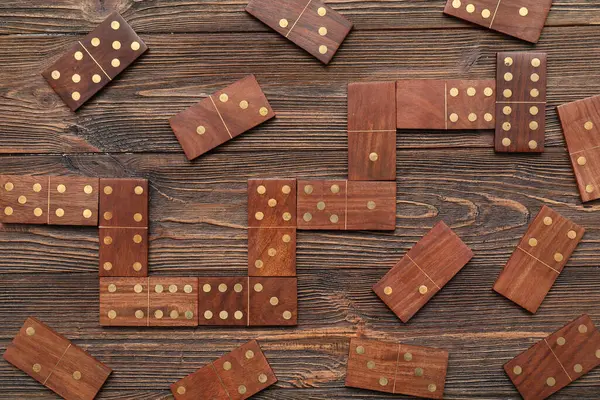 Tahta arka planda birçok domino bloğu