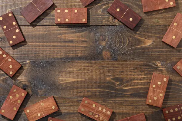 Ahşap zemindeki birçok domino taşından yapılmış çerçeve