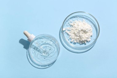 Mavi arka planda numune ve pipet bulunan petri kapları