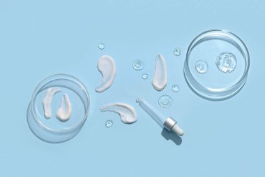 Mavi arka planda numune ve pipet bulunan petri kapları