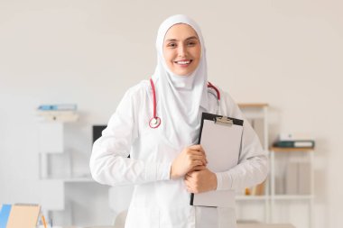 Kadın Müslüman doktor hastanede pano ile tesettüre girdi.