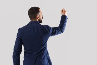 İş adamı arka planda, arka planda yazıyor. Hedef kavramı