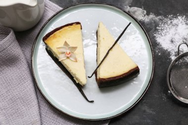 Siyah arka planda tatlı vanilyalı cheesecake tabağı