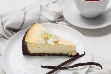 Beyaz arka planda tatlı vanilyalı cheesecake tabağı, yakın plan.