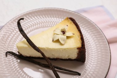 Beyaz arka planda tatlı vanilyalı cheesecake tabağı, yakın plan.