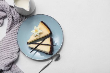 Beyaz arka planda tatlı vanilyalı cheesecake tabağı