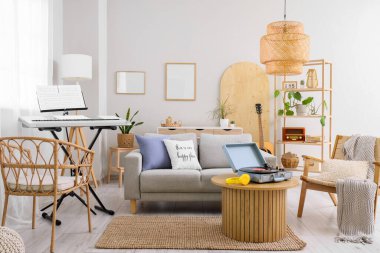 Masada kanepe, sentezleyici ve pikaplı oturma odasının içi.