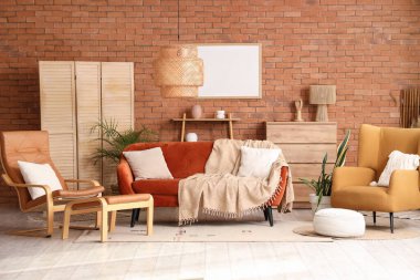 Oturma odasının iç tarafında rahat bir kanepe ve koltuklar.