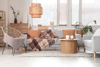 Oturma odasının iç tarafında rahat koltuklar, koltuk ve kahve masası.