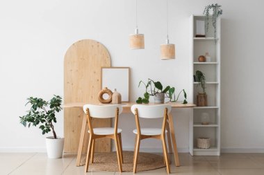 Yemek masası, raf ünitesi ve bitkilerle aydınlatma odasının içinde.