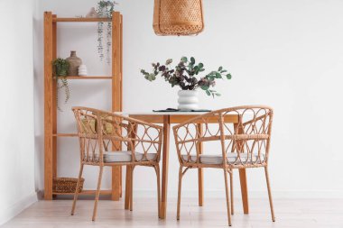 Yemek masası ve raf ünitesi olan ışık odasının içinde.