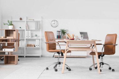 Masası ve raf üniteleri olan ışık ofisinin içi