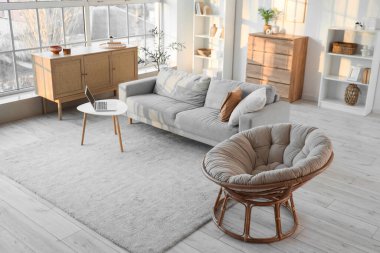 Kanepesi, koltuğu ve çekmeceleri olan bir oturma odası.