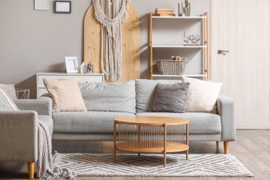 Oturma odasının iç tarafında rahat bir kanepe ve kahve masası var.