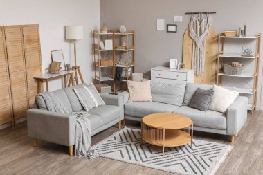 Oturma odasının iç tarafında rahat koltuklar ve kahve masası.