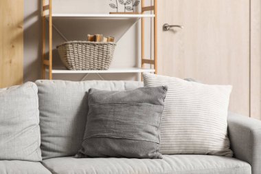 Oturma odasındaki rahat kanepede yastıklar. Yakın çekim.