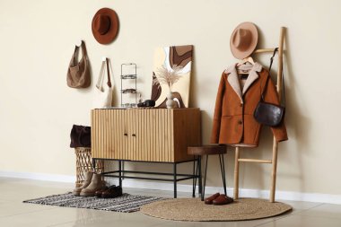 Çekmeceler, ceketli merdiven, dekorasyon ve aksesuarlar koridorun iç tarafında.