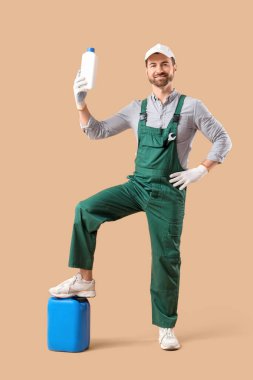 Bej arka planda kutuları olan erkek tamirci