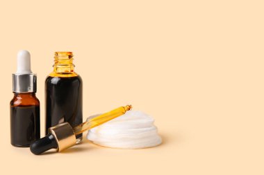 Bej arka planda iyot, pipet ve pamuk kaplı şişeler, yakın plan.