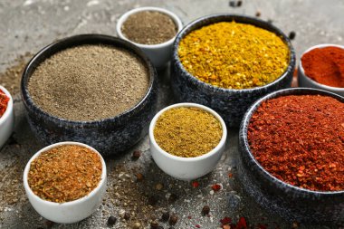 Grunge arka planında farklı baharatların olduğu kompozisyon