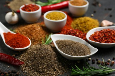 Koyu arkaplanda farklı aromatik baharatlar içeren kompozisyon