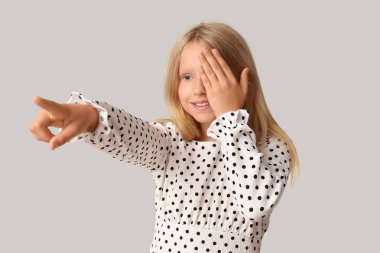 Genç bir kız arka planda gözlerini kontrol ediyor. Çocuk Göz Sağlığı ve Güvenlik Bilinci Ayı