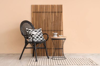 Oturma odasının içinde koltuk, katlanan ekran ve masada Palo Santo.