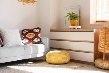 Çekmeceler, kanepe ve pouf oturma odasının içinde.