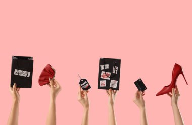 Şık aksesuarları, alışveriş çantaları ve pembe arka planda kredi kartı olan kadın elleri. Kara Cuma indirimi