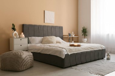 Mumlar yanan ile yatak odası iç