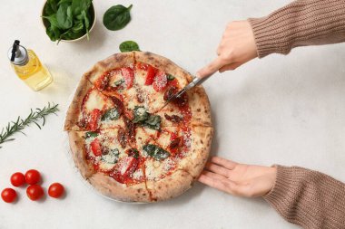 Beyaz arka planda lezzetli bir pizza dilimi alan kadın eller. Üst görünüm